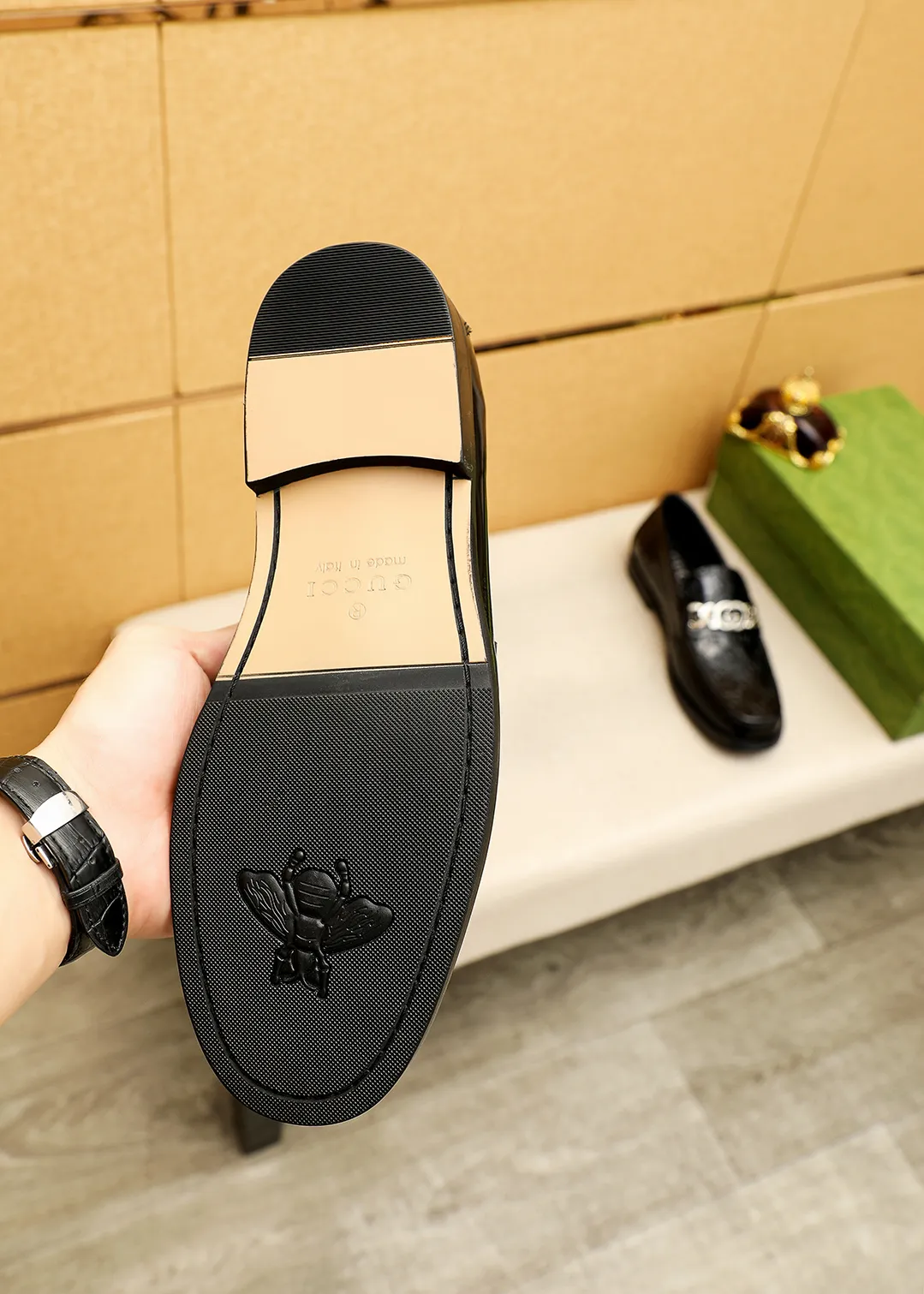 Men's shoes 💰480 💐 Product trademark: GUCCI "Gucci" casual leather shoes Regular size: 38-44 (45.46🉑️customized) Product materials: Selected imported first-layer open-edge beaded cowhide embossed upper + luxury hardware buckle, imported water-dyed cowhide leather lining. Strong three-dimensional visual effect, original outsole color: 2 colors available